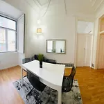 Luxury In The Centre Of Lisbon, Alfama Hostel *